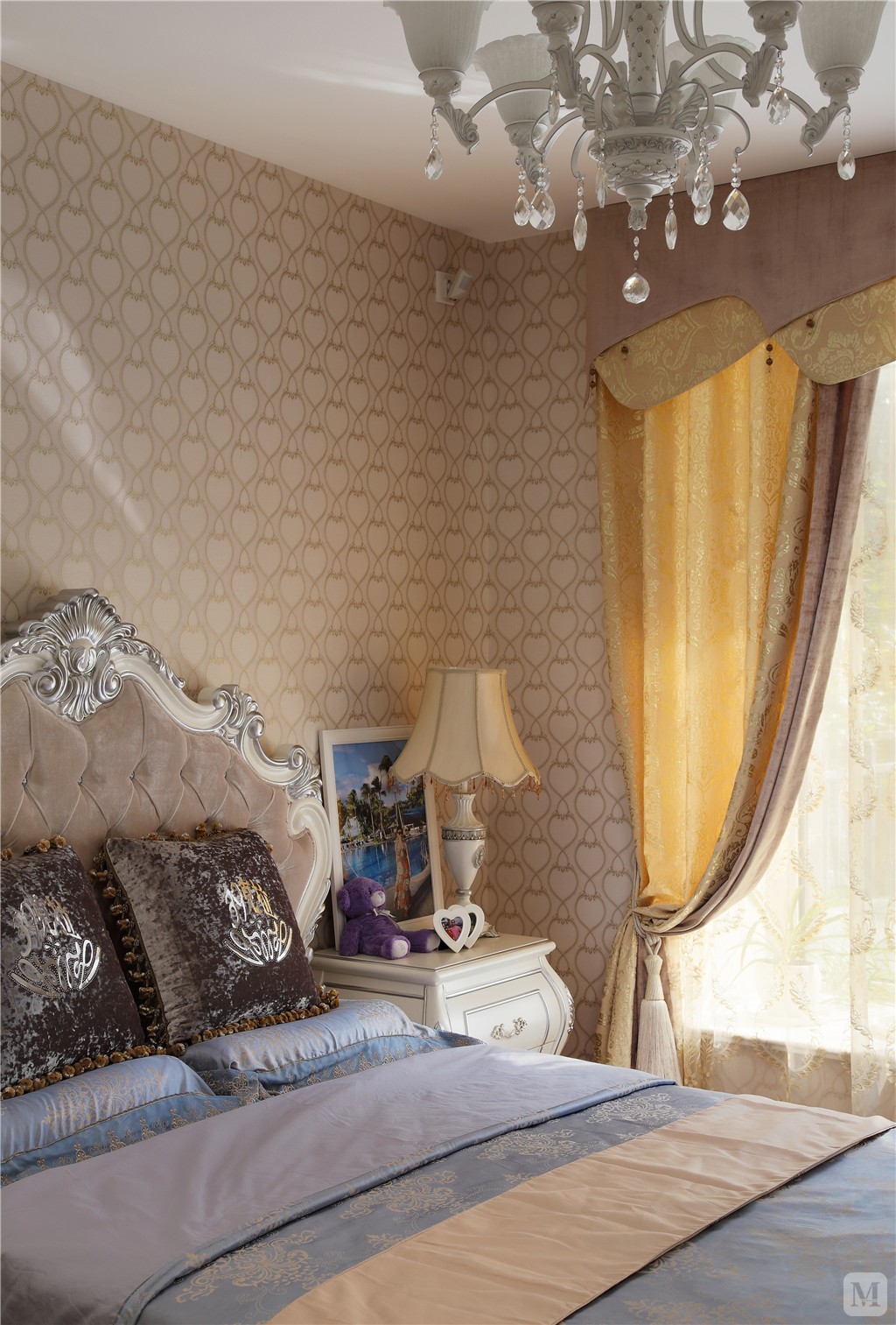 次卧室--细小到窗帘的幔头，也都是经过精心考虑的。