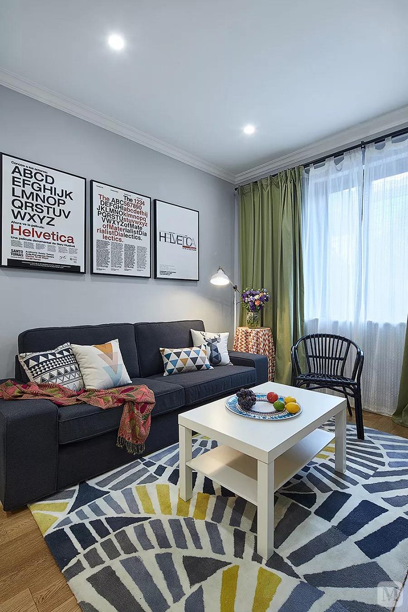 4万74㎡简约二房装修客厅里挤个书桌,小房也情调!