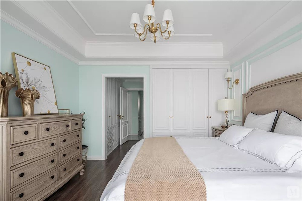 浅绿色墙面+白色衣柜，也让卧室显得清新舒适，结合中色调的斗柜、床头靠背，一个岁月静好的画面感，令人随心惬意。