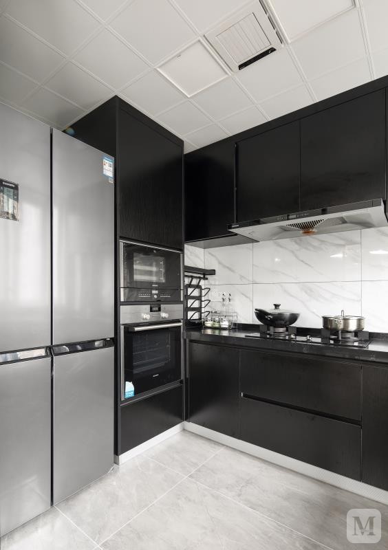 电器高柜增设,方便使用厨房电器.