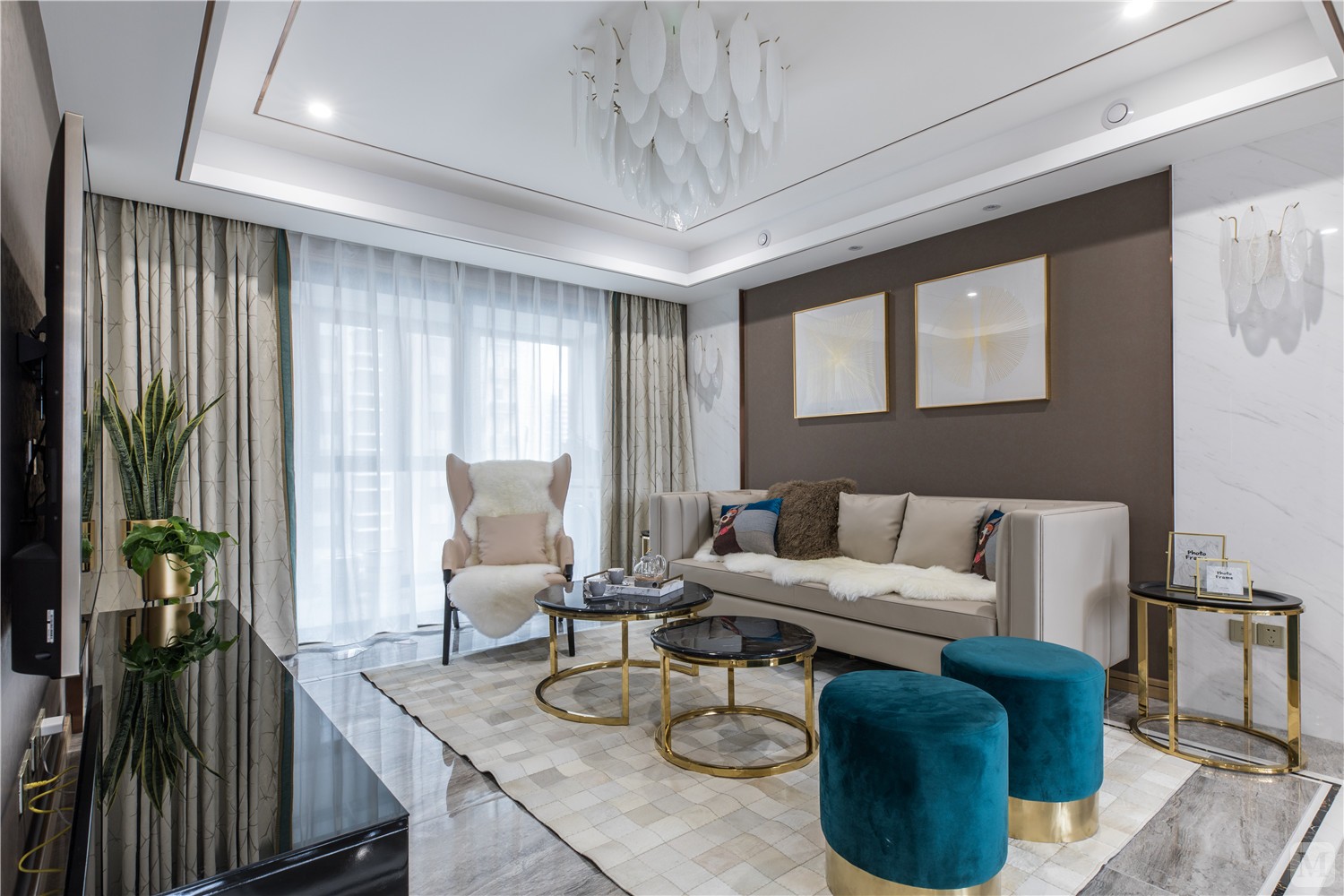 客厅墙面是雅士白石材,用玫瑰金不锈钢收口,深摩卡咖啡色艺术涂料作为