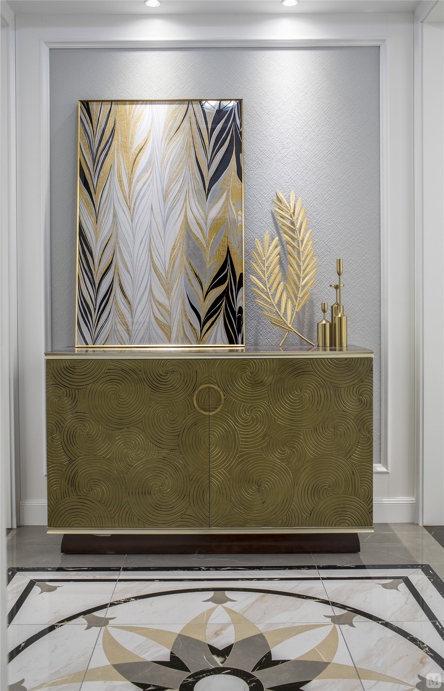 黑白金的地面拼花,金色柜门与放置的装饰画完美搭配,布局与色彩相协调