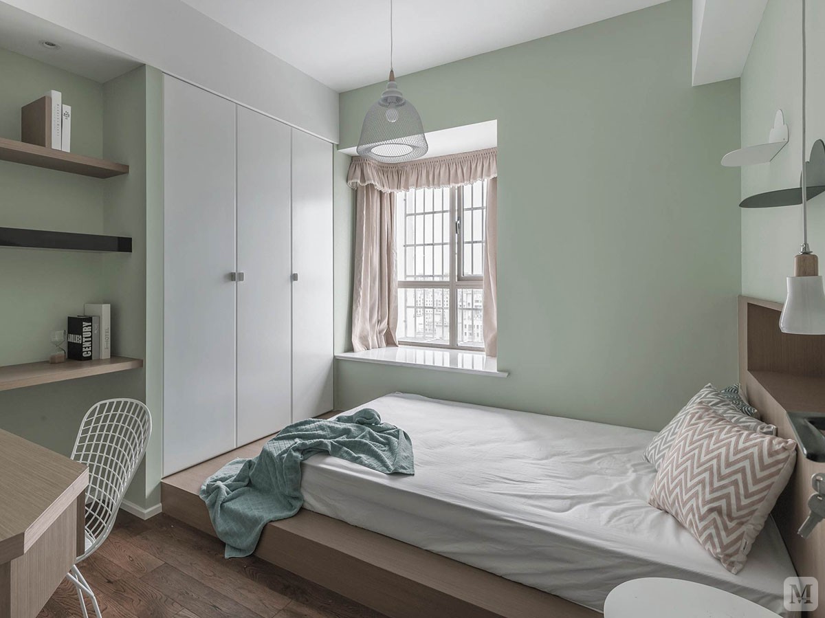 儿童房的设计主体是榻榻米形式,既能很好的利用房间空间,又很有原宿