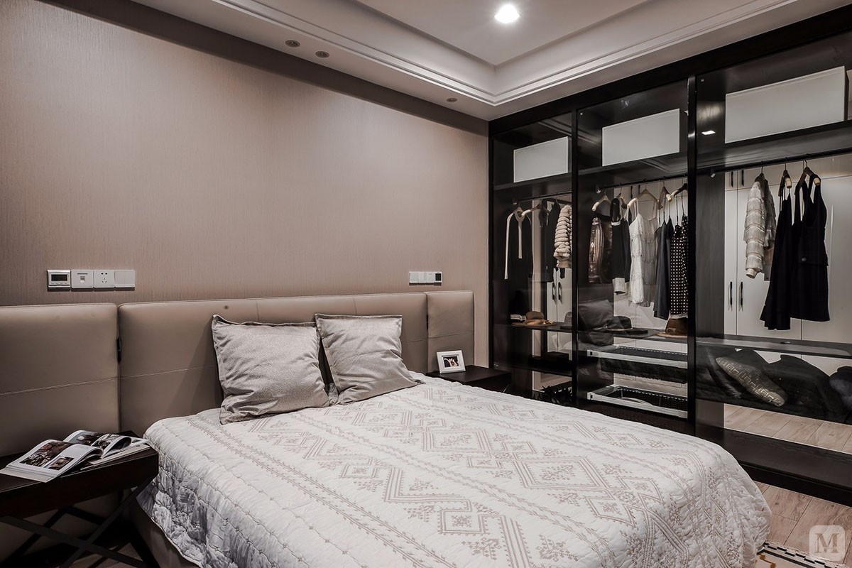 卧室的整体设计以时尚又实用为主，宽敞的衣橱是最便捷而实际的设计。

卧室是以木地板为主，木地板总是温柔而带有温度的代表。