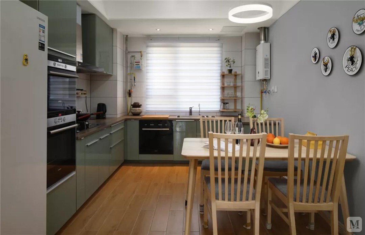 2万108㎡简欧二房装修餐厨一体的设计,生活有情趣