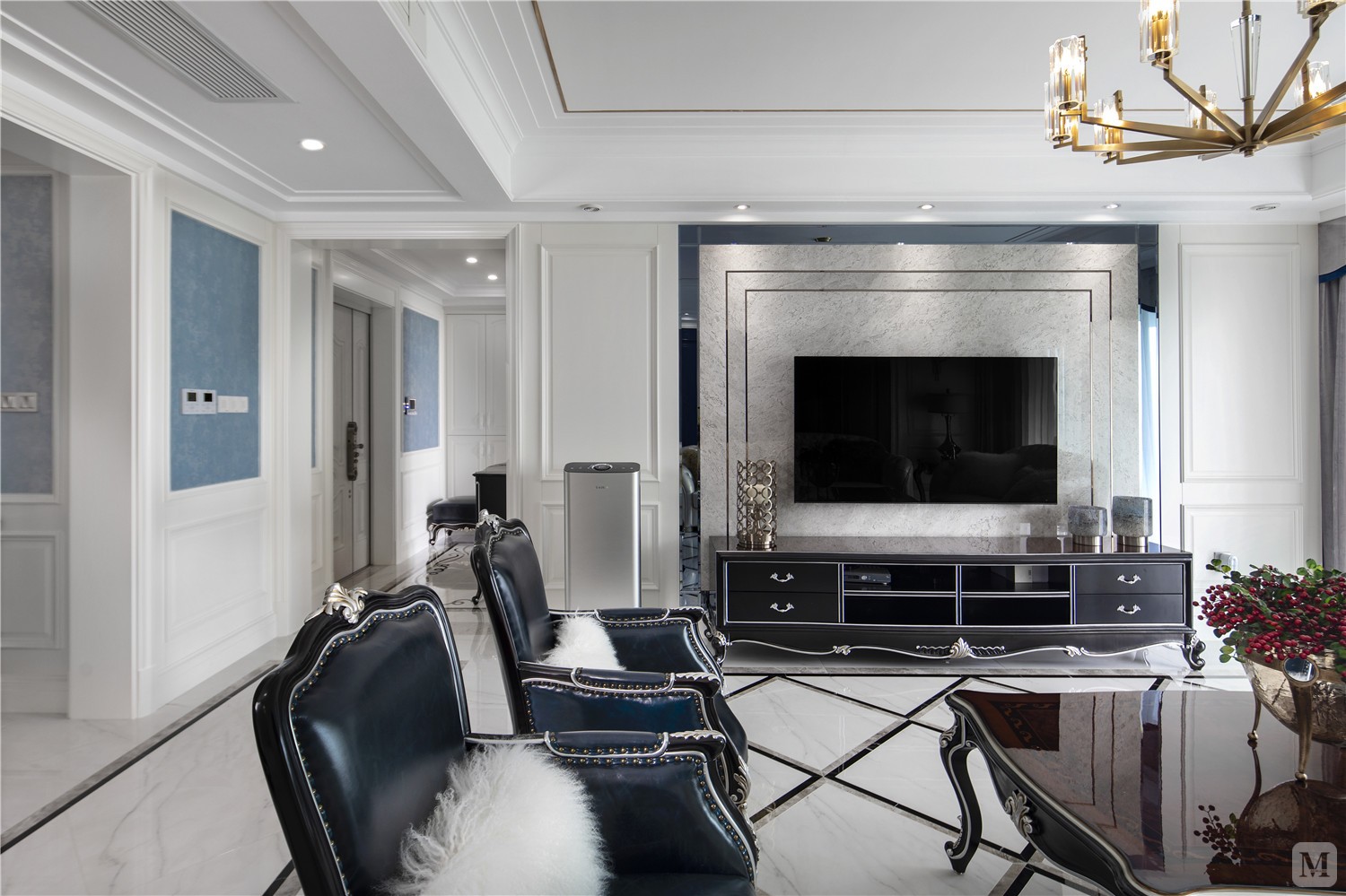 整个客厅以白色为基调，配以浅色沙发、深色家具、蓝色软装、白色灯具，营造出一个兼具时髦与古典的生活空间。