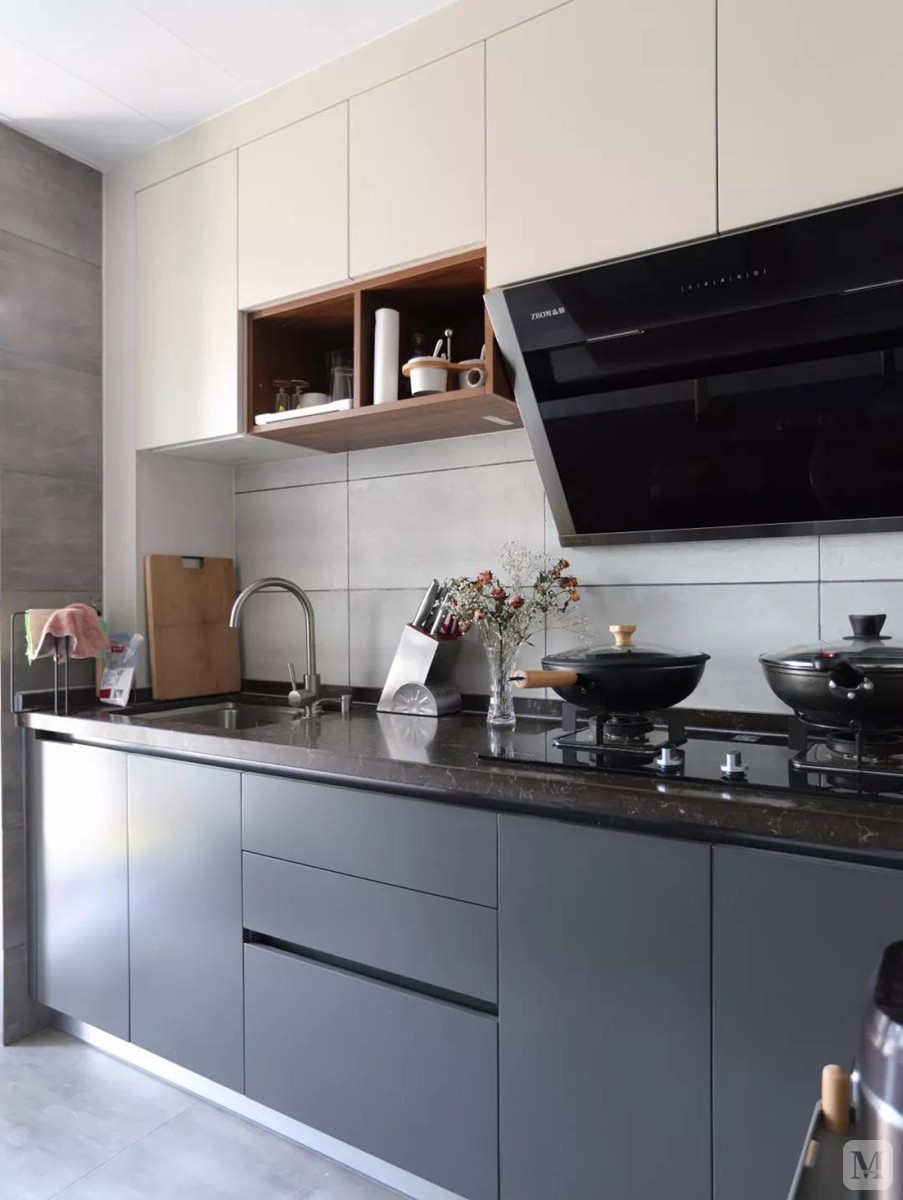 厨房以灰色的地柜 白色吊柜,一字型的厨房空间不大,但也利用得实用