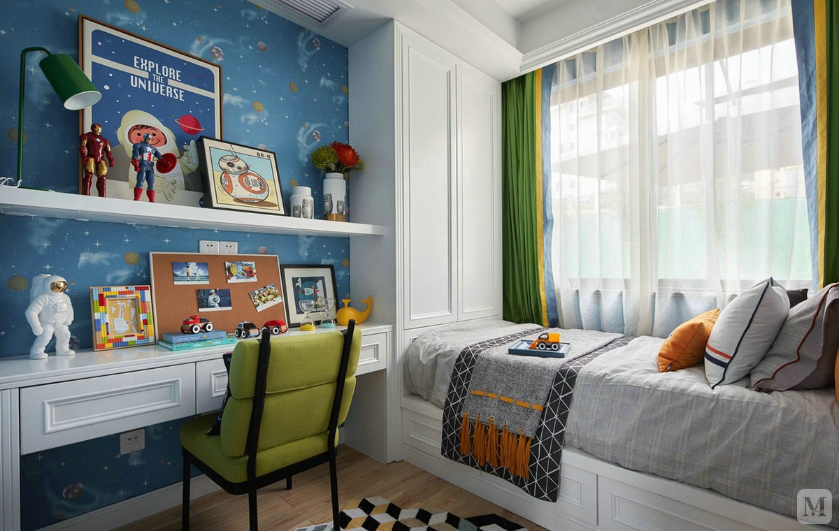 这是充满活力的男孩儿童房，蓝色系是主调，也契合地中海风格的特点。

这是粉嫩柔软的女孩幼儿房，叶子单椅、小钢琴、卡通动物，每一个元素都是满满的可爱与美好。