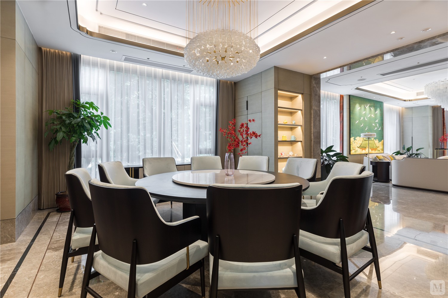黑色的餐桌，配以白色餐椅，精致、华丽、有章法，是对品质生活的理解和尊重。写意的背景墙，有中式传统美学的风骨，给餐厅空间注入耐人寻味的延伸感。