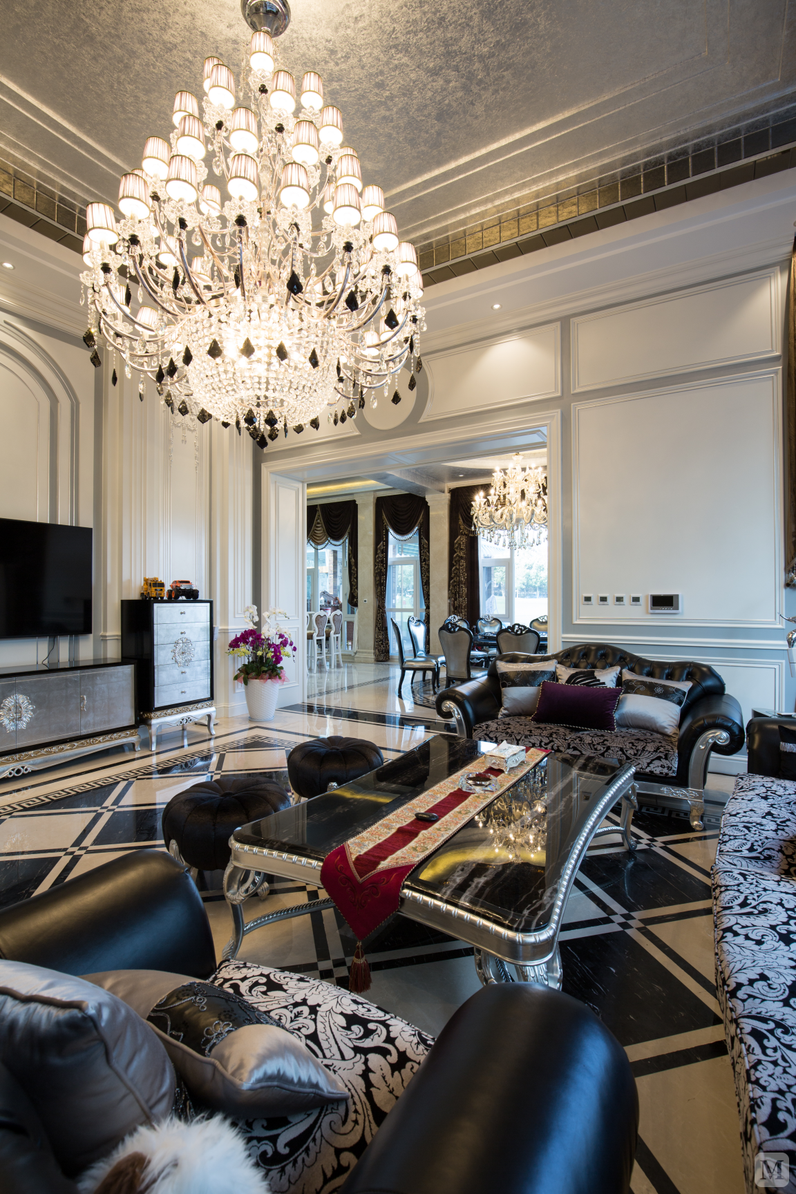以奢华为主体,打造具有独特个性的新古典主义风格,整个空间拥有高端