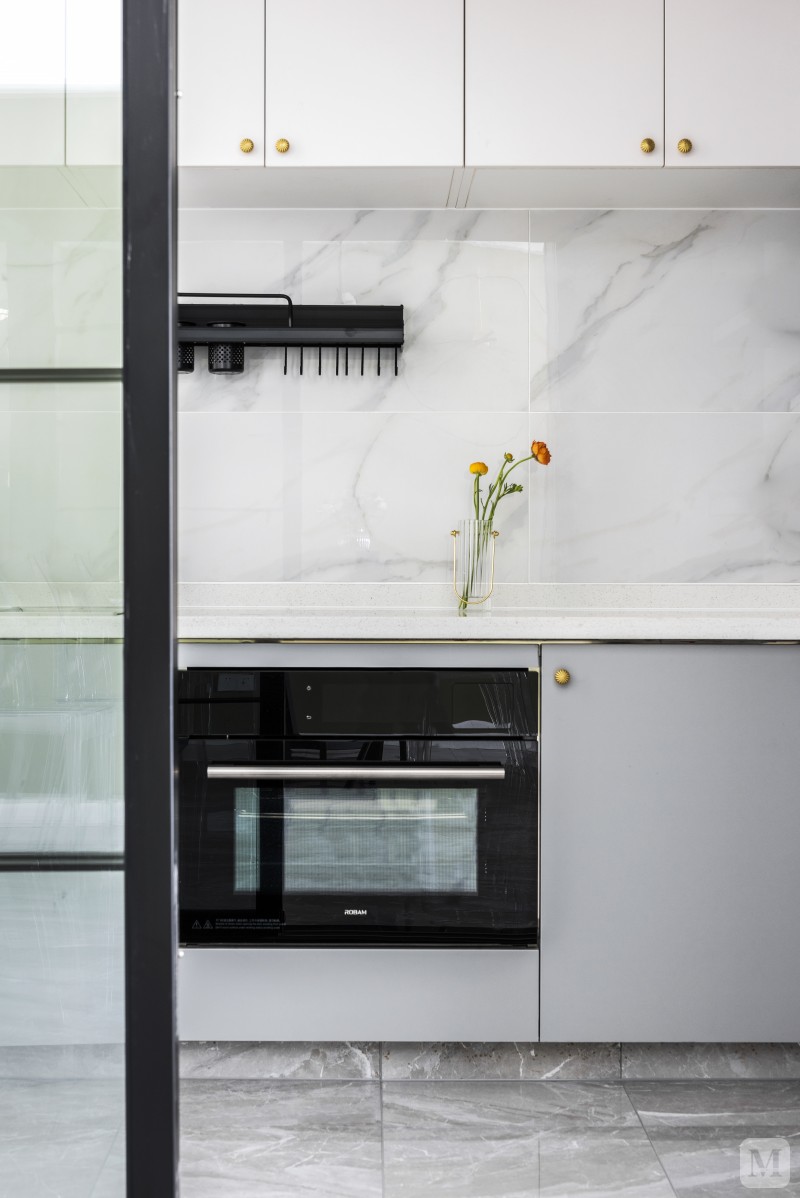 一个有烟火气的家,最不能少的就是厨房 柔光的鱼肚白砖让厨房