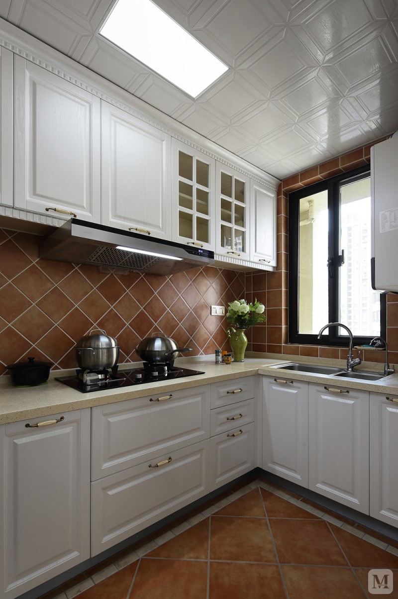 选择美式风的地砖和墙砖装饰,水槽区,烹饪区以及备菜区一应俱全.