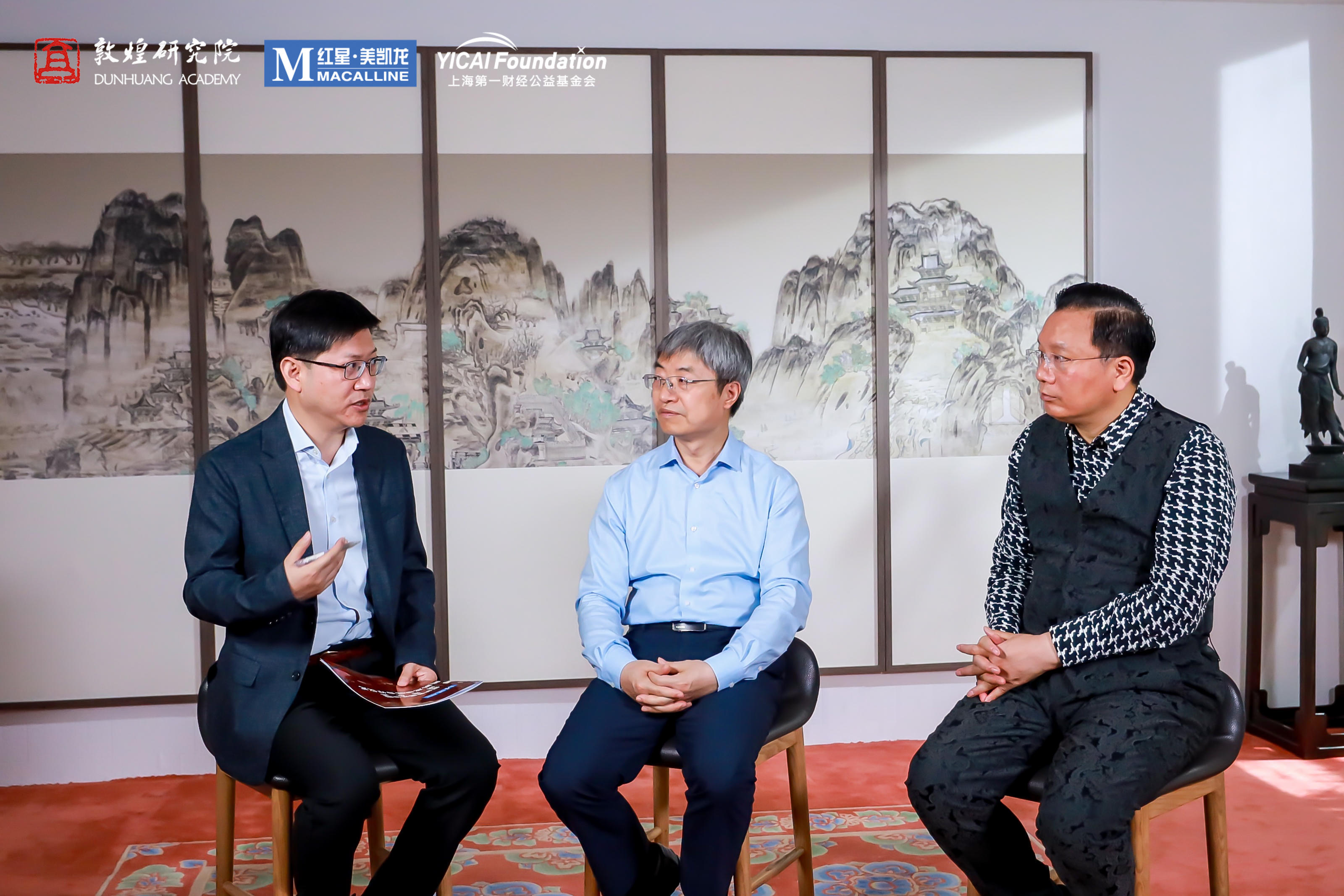 中,红星美凯龙助理总裁兼品牌总经理宋丹,敦煌研究院总务处主任张殿军